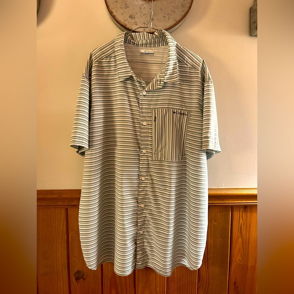Columbia men’s 2XL grey and white button up shirt, zip pocket for phone/wallet